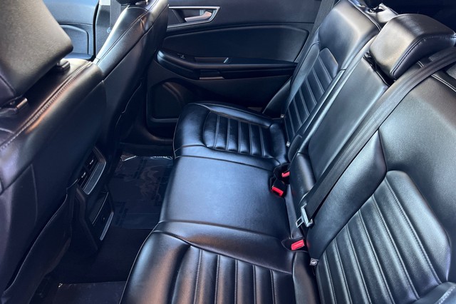 Ford Edge Vehicle Full-screen Gallery Image 13