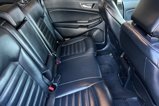 Ford Edge Vehicle Full-screen Gallery Image 17