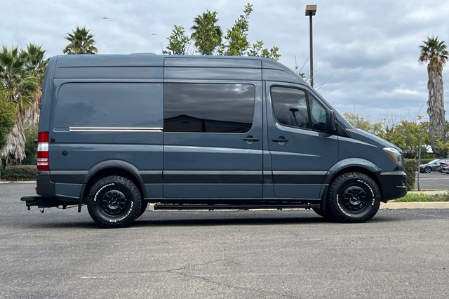 Mercedes-Benz Sprinter 2500 Vehicle Full-screen Gallery Image 02