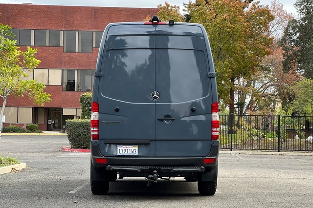 Mercedes-Benz Sprinter 2500 Vehicle Full-screen Gallery Image 04