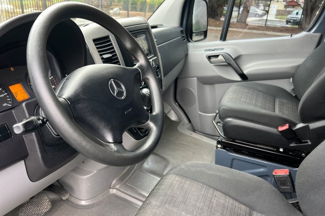 Mercedes-Benz Sprinter 2500 Vehicle Full-screen Gallery Image 09