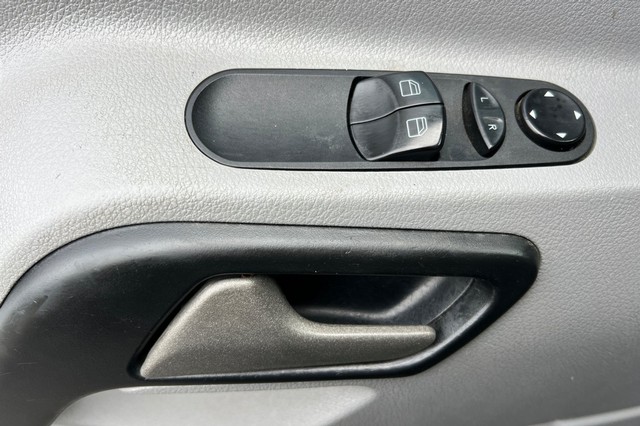 Mercedes-Benz Sprinter 2500 Vehicle Full-screen Gallery Image 10
