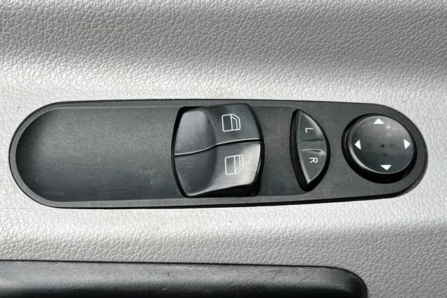 Mercedes-Benz Sprinter 2500 Vehicle Full-screen Gallery Image 11