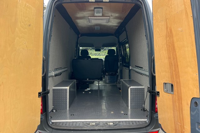 Mercedes-Benz Sprinter 2500 Vehicle Full-screen Gallery Image 16