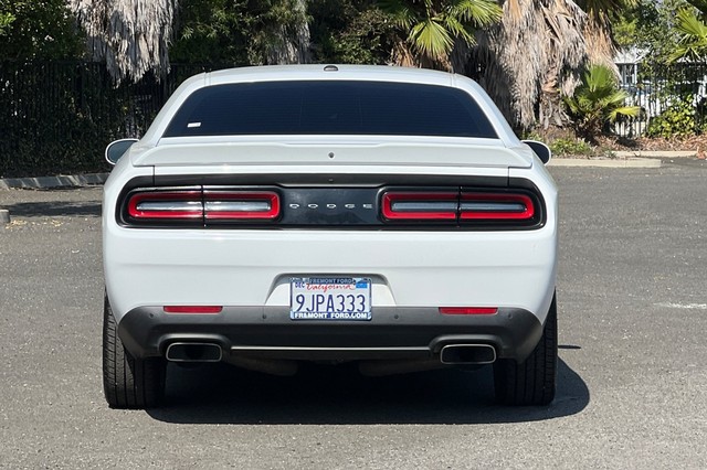 Dodge Challenger Vehicle Full-screen Gallery Image 04