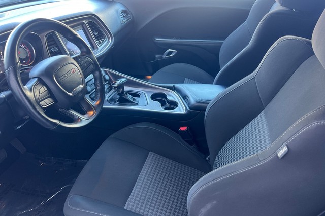 Dodge Challenger Vehicle Full-screen Gallery Image 09