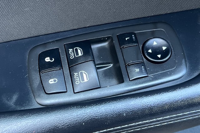 Dodge Challenger Vehicle Full-screen Gallery Image 11