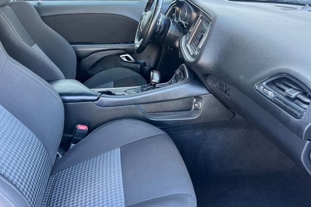 Dodge Challenger Vehicle Full-screen Gallery Image 17