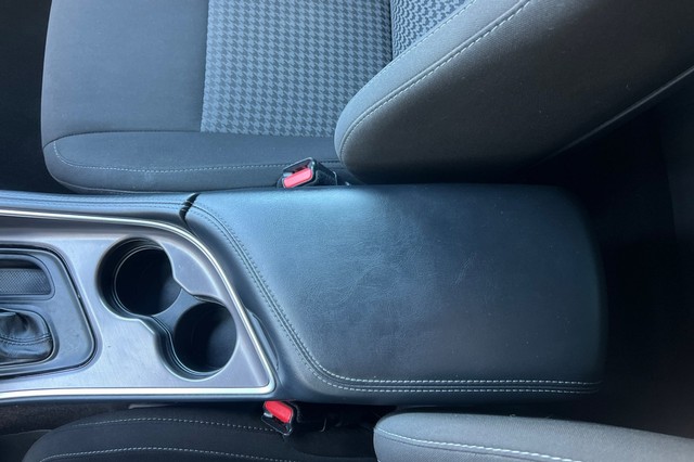 Dodge Challenger Vehicle Full-screen Gallery Image 30