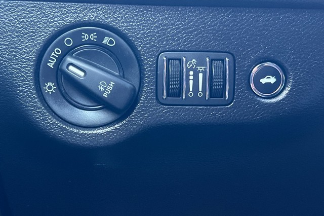 Dodge Challenger Vehicle Full-screen Gallery Image 39