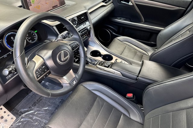 Lexus RX Vehicle Full-screen Gallery Image 09