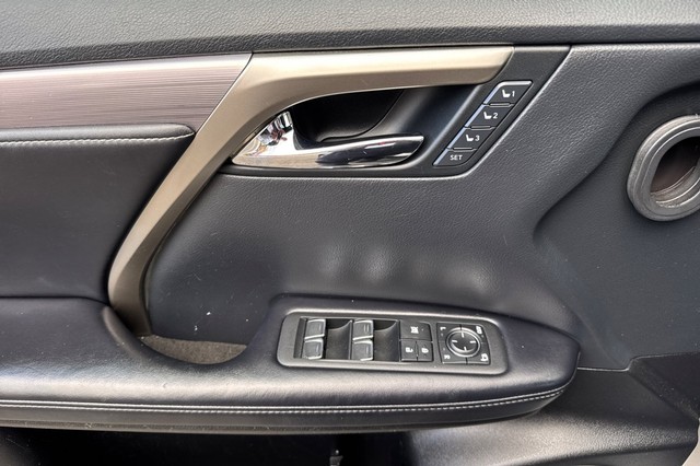 Lexus RX Vehicle Full-screen Gallery Image 10