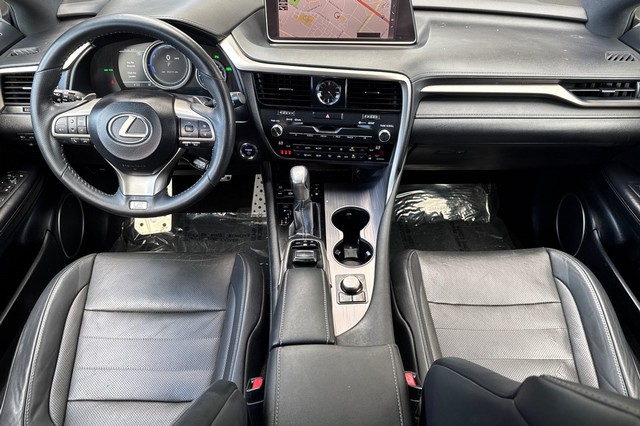 Lexus RX Vehicle Full-screen Gallery Image 14