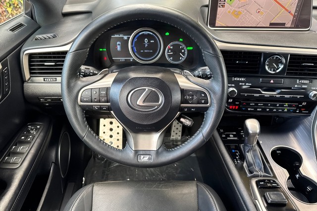 Lexus RX Vehicle Full-screen Gallery Image 15