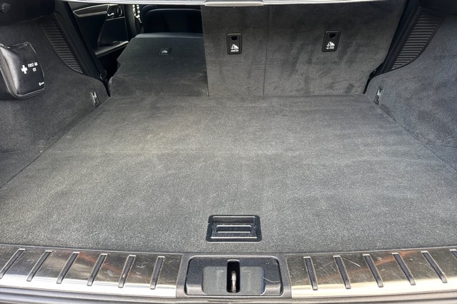 Lexus RX Vehicle Full-screen Gallery Image 16