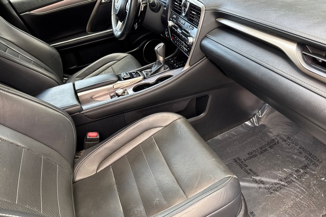 Lexus RX Vehicle Full-screen Gallery Image 18