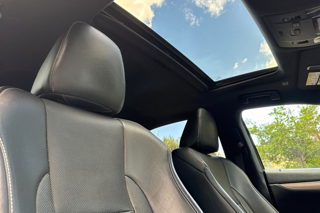 Lexus RX Vehicle Full-screen Gallery Image 19