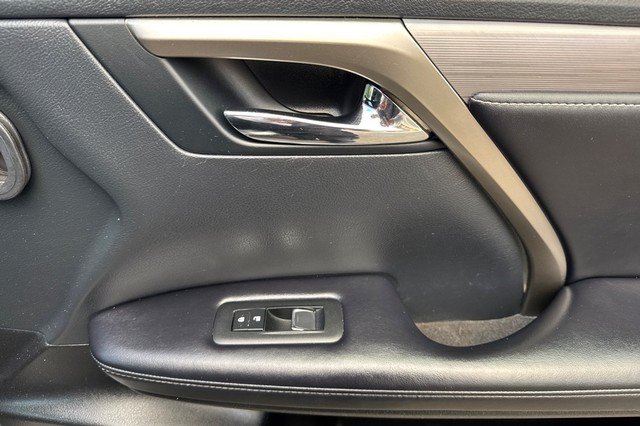 Lexus RX Vehicle Full-screen Gallery Image 20