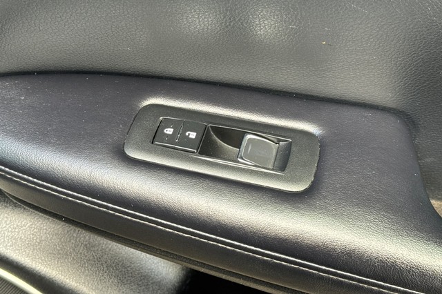 Lexus RX Vehicle Full-screen Gallery Image 21