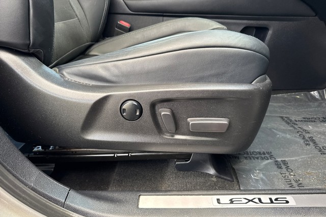 Lexus RX Vehicle Full-screen Gallery Image 22