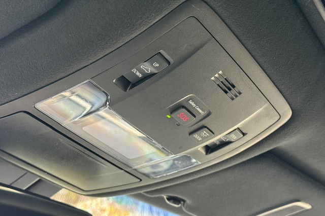 Lexus RX Vehicle Full-screen Gallery Image 23