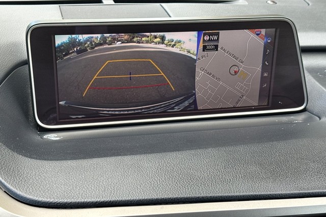 Lexus RX Vehicle Full-screen Gallery Image 26