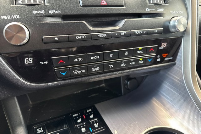 Lexus RX Vehicle Full-screen Gallery Image 27