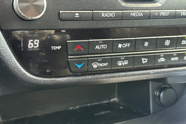 Lexus RX Vehicle Full-screen Gallery Image 28