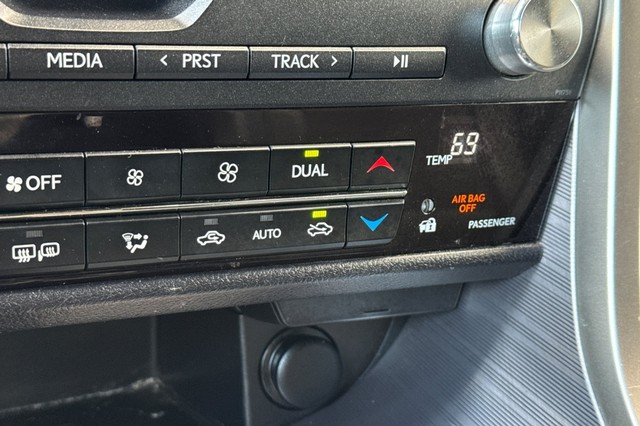 Lexus RX Vehicle Full-screen Gallery Image 29