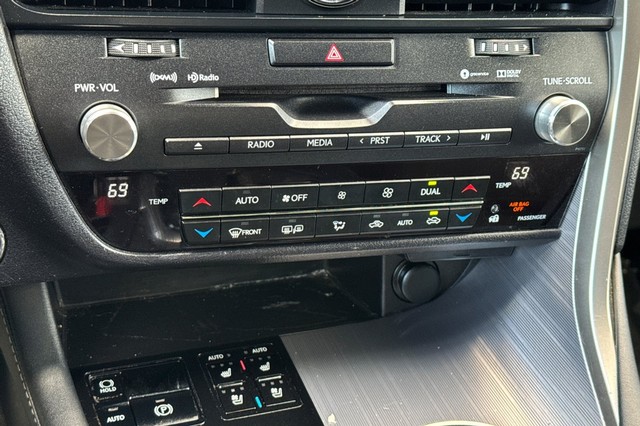 Lexus RX Vehicle Full-screen Gallery Image 30