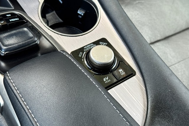 Lexus RX Vehicle Full-screen Gallery Image 31