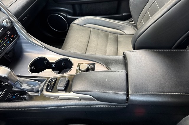 Lexus RX Vehicle Full-screen Gallery Image 32