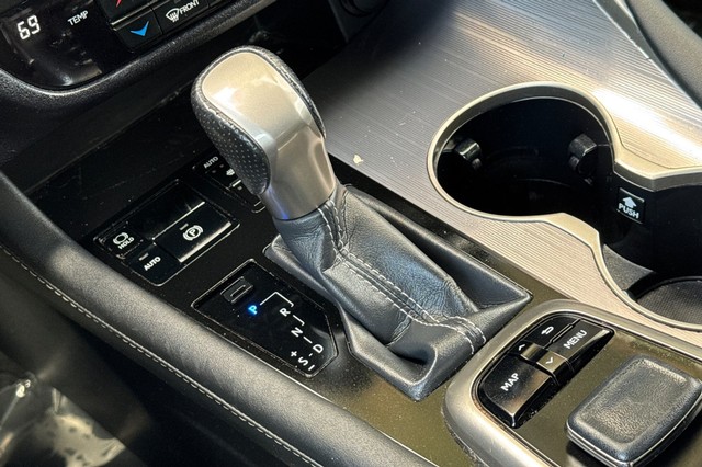 Lexus RX Vehicle Full-screen Gallery Image 33