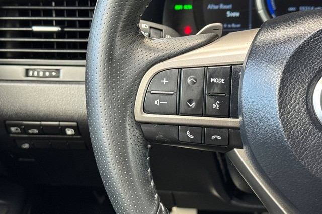 Lexus RX Vehicle Full-screen Gallery Image 36