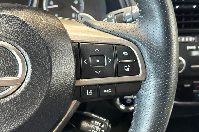 Lexus RX Vehicle Full-screen Gallery Image 38