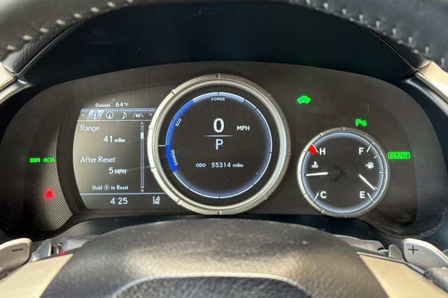 Lexus RX Vehicle Full-screen Gallery Image 40