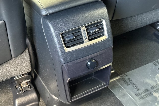 Lexus RX Vehicle Full-screen Gallery Image 43