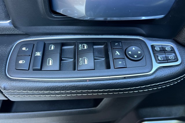 Ram 3500 Vehicle Full-screen Gallery Image 10