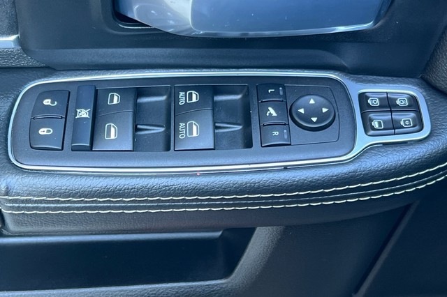 Ram 3500 Vehicle Full-screen Gallery Image 11