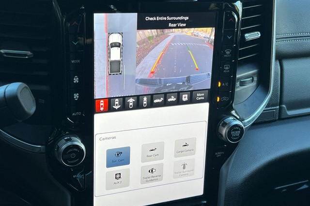 Ram 3500 Vehicle Full-screen Gallery Image 24