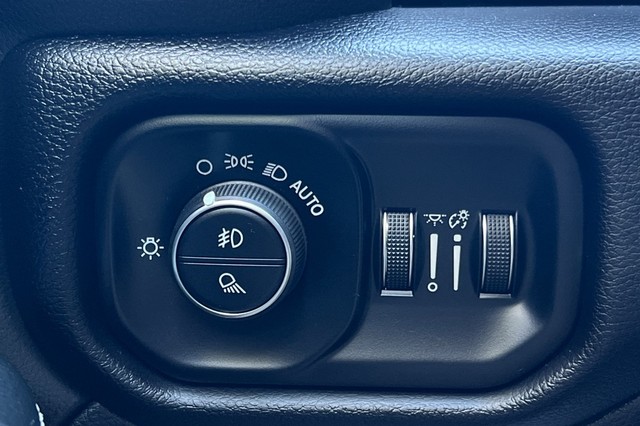 Ram 3500 Vehicle Full-screen Gallery Image 38