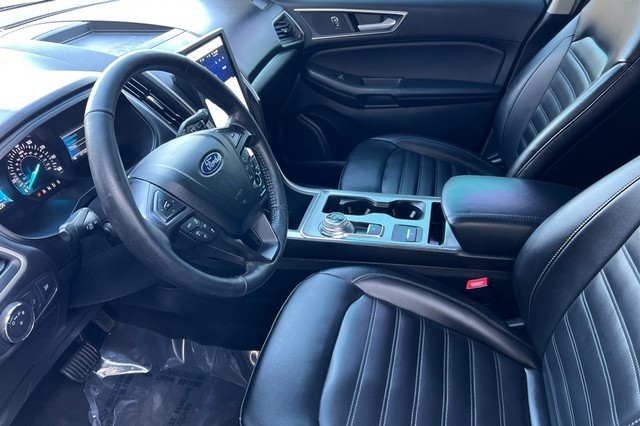 Ford Edge Vehicle Full-screen Gallery Image 09