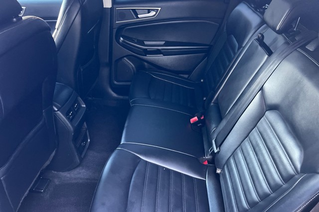 Ford Edge Vehicle Full-screen Gallery Image 13