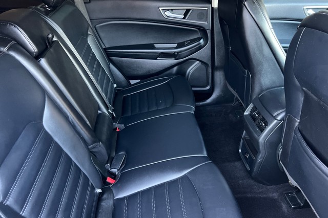 Ford Edge Vehicle Full-screen Gallery Image 17