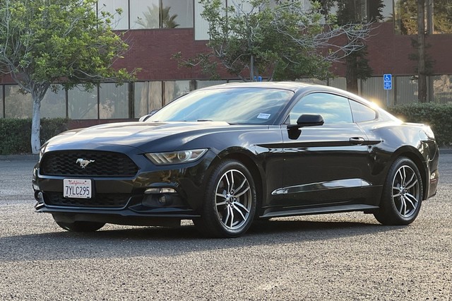 Ford Mustang Vehicle Full-screen Gallery Image 07