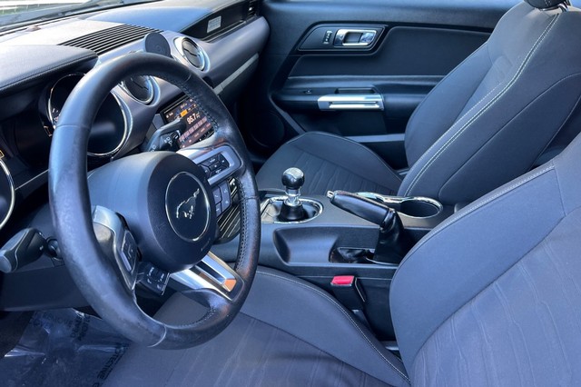 Ford Mustang Vehicle Full-screen Gallery Image 09