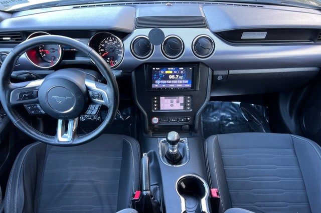 Ford Mustang Vehicle Full-screen Gallery Image 14