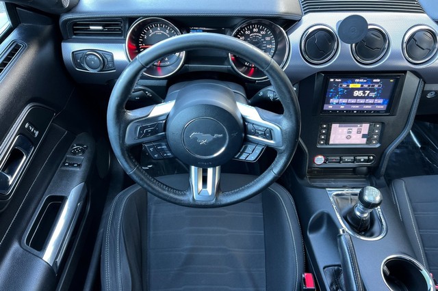 Ford Mustang Vehicle Full-screen Gallery Image 15