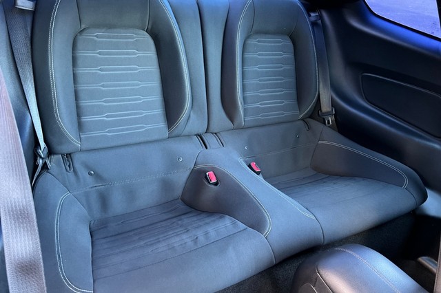 Ford Mustang Vehicle Full-screen Gallery Image 16