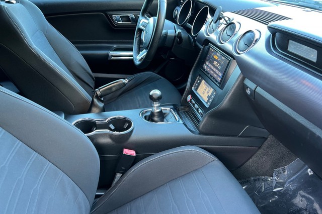 Ford Mustang Vehicle Full-screen Gallery Image 17